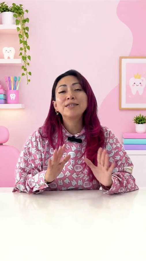 La Dra. Miossotty explicando cómo es la primera visita dental