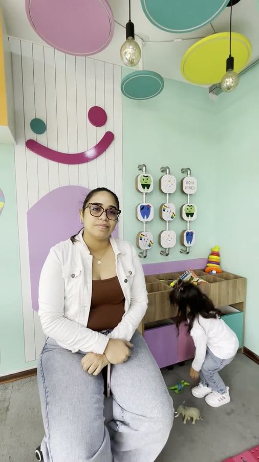 Mamá de una paciente contando su experiencia en el consultorio